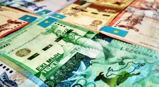 Тенге незначительно укрепился в конце недели