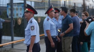 Оцепление у здания РОВД, где произошло убийство, через несколько часов после случившегося. © uralskweek.kz