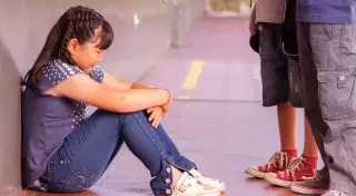 Богатый папа, бедный папа. Как уберечь ребенка от травли в школе