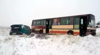 Два автобуса столкнулись на трассе под Карагандой: погибли три человека