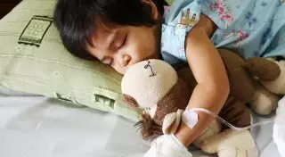 Стойкая девочка из Китая поборола рак груди в три года