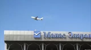 Казахстанку с двумя детьми незаконно сняли с авиарейса в Бишкеке