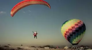 Летающие Дед Мороз и Снегурочка. Активисты бесплатно устроили необычную елку для алматинских детей