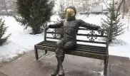 Юрий Гагарин на лавочке: в Алматы появилась новая скульптура