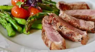 Как употребление мяса связано с повышением холестерина, выяснили ученые