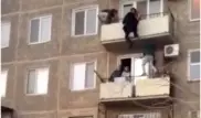 Парень -"Ямакаси" из Атырау помог спасти мужчину на балконе. В Сети появилось видео