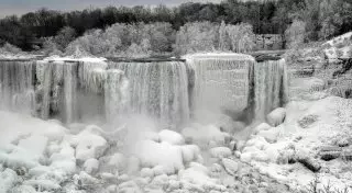 В США из-за холодов начал замерзать Ниагарский водопад‍