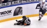 Арбитру сломали ногу в матче КХЛ
