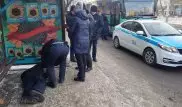 Мужчина умер на глазах у прохожих в ожидании скорой в центре Караганды