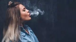 Популярную альтернативу сигарет признали опасной