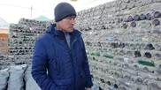 Житель Кызылорды строит магазин из стеклянных бутылок