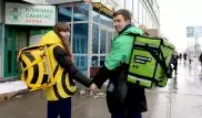 Влюбленные курьеры из "враждующих кланов" доставки еды стали звездами соцсетей