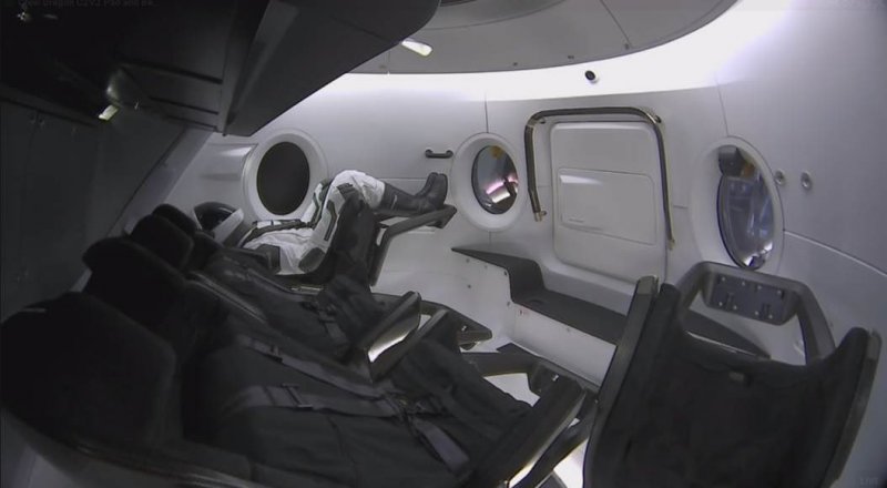 Манекен Рипли на борту Crew Dragon. © twitter/elonmusk