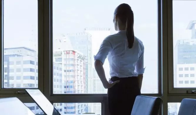 Ученые выяснили, почему красивые женщины редко становятся начальницами