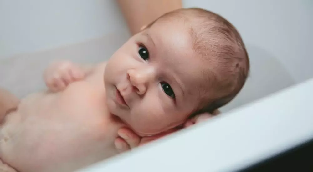 Как отсрочка первого купания новорожденного влияет на грудное вскармливание