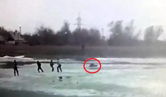 Два человека провалились под лед, спасая мужчину в Нур-Султане