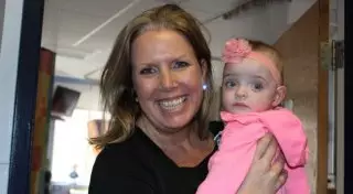 Медсестра удочерила малышку, которую полгода в больнице никто не навещал