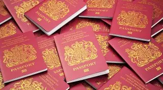 В Великобритании начали выдавать новые загранпаспорта без символики Евросоюза
