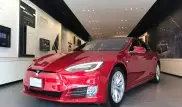 Илон Маск пообещал научить Tesla объезжать дорожные ямы