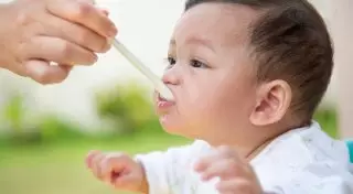 Ранний прикорм может помочь предотвратить аллергию у ребенка