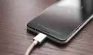 Эксперт разъяснил, почему не нужно заряжать смартфон до 100 процентов