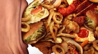 Нездоровое питание чаще становится причиной смерти, чем курение - ученые