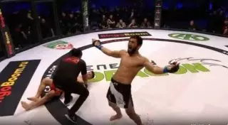 Арман Оспанов ударом коленом в голову нокаутировал соперника на турнире АСА 95