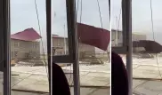 Ветер снес крышу с атырауской школы: в Сети появилось видео