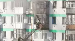 Детей спускали по автолестнице при пожаре в Петропавловске