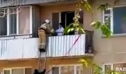 Спасатели забрались на балкон к заперевшейся женщине в Актау