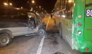 Неожиданный маневр. Минивэн врезался в  Subaru и автобус в Алматы