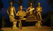 Beatles ескерткіші неге "Көктөбеде" орнатылған