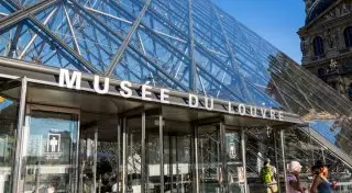 Сотрудники Лувра протестуют против туристов