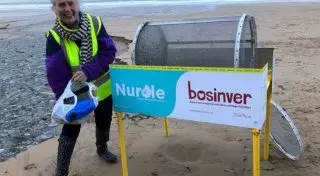 70-летняя бабушка ради внуков за год очистила от мусора 52 пляжа