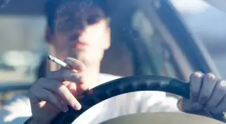 В Каталонии хотят запретить курить в машинах, на стадионах и остановках