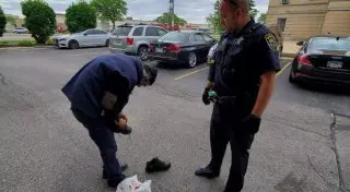 Пользователи соцсетей хвалят босого полицейского за благородный поступок