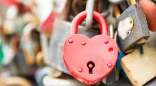 Замки любви на мостах - традиция или вандализм?