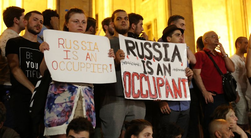 Протестующие в центре Тбилиси. © Reuters