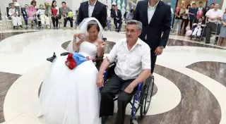Спортсмены-колясочники поженились в Уральске