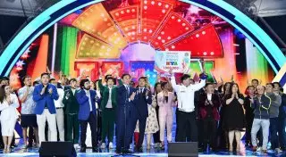 Аким Нур-Султана наградил лучшую казахстанскую команду КВН