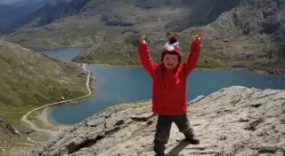 Трехлетний малыш в память о друге за сутки покорил три вершины