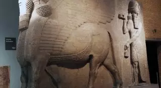 Путешествие по реальным местам из банкнот: крылатые быки Месопотамии