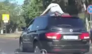 Парень прокатился на крыше авто в столице