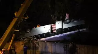 Автобус с туристами упал с обрыва в России: есть жертвы