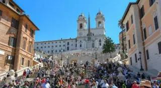 Туристам в Риме запретили сидеть на ступеньках Испанской лестницы