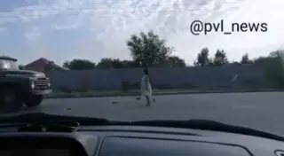 Странное поведение пьяной девушки попало на видео в Павлодаре