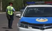 Полицейского протащили на двери авто в Алматы