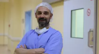 "Держите инструмент, как розу". Как итальянский профессор помогает роботизированной хирургии Казахстана