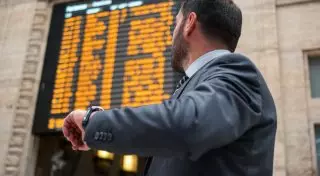 Задержали рейс: что делать и какие права есть у пассажиров