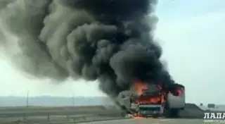 Фура сгорела на трассе в Мангистауской области